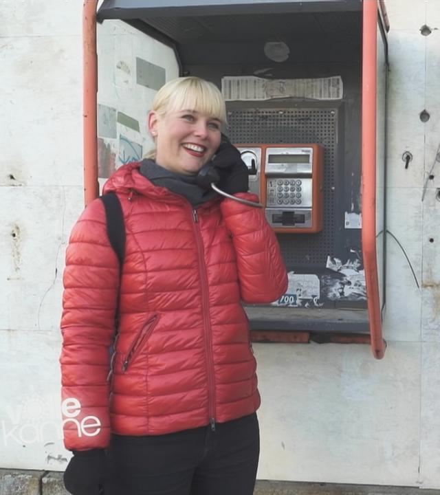 Reisereporterin Marina Wenk und Evgeni Mladenov stehen an Telefonzellen vor dem alten Postamt in Plovdiv.