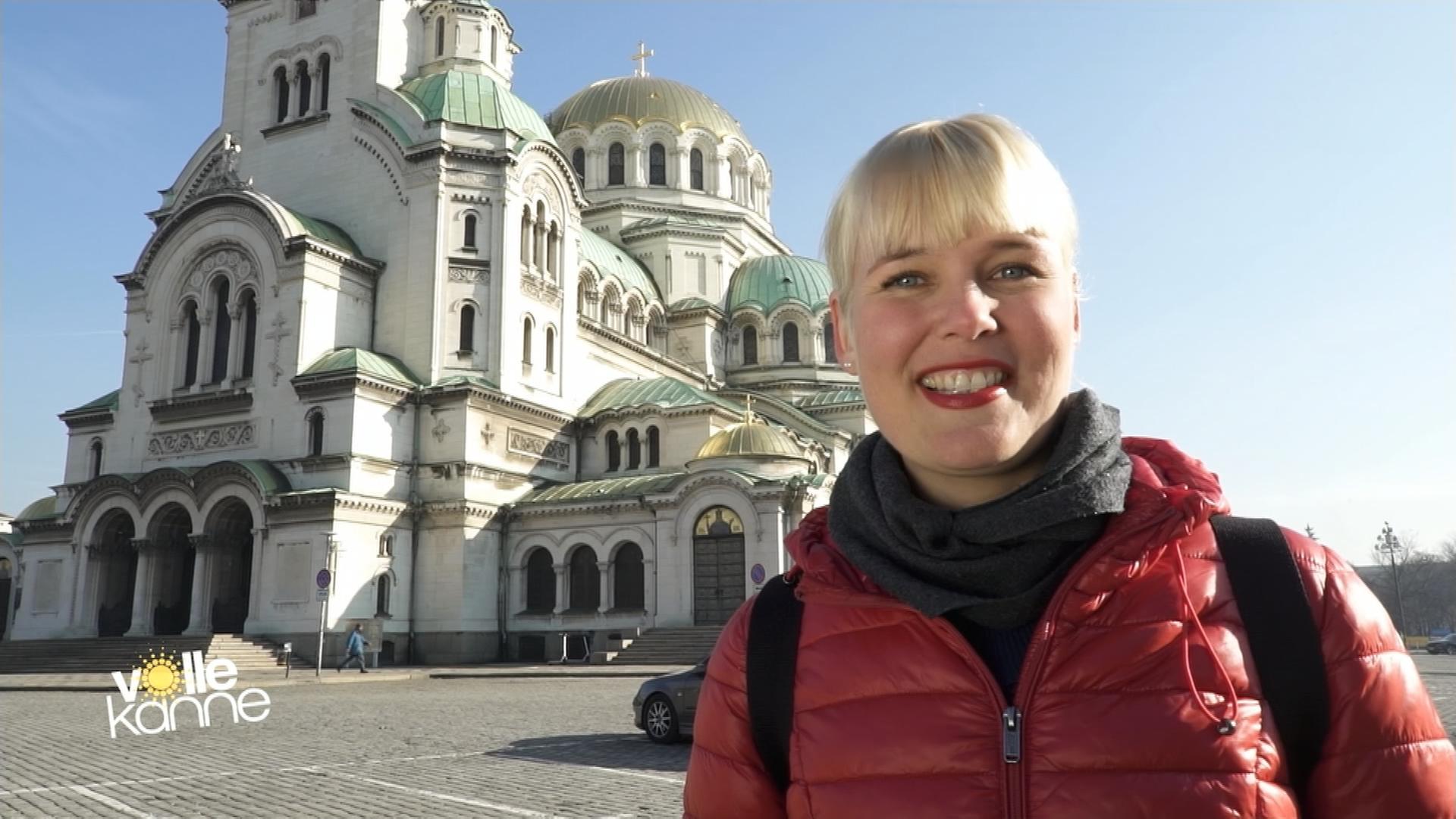Reisereporterin Marina Wenk vor der Alexander-Newski-Kathedrale in Sofia