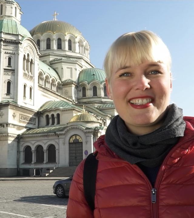Reisereporterin Marina Wenk vor der Alexander-Newski-Kathedrale in Sofia
