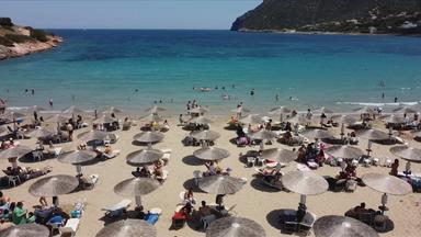 Strand mit Liegen