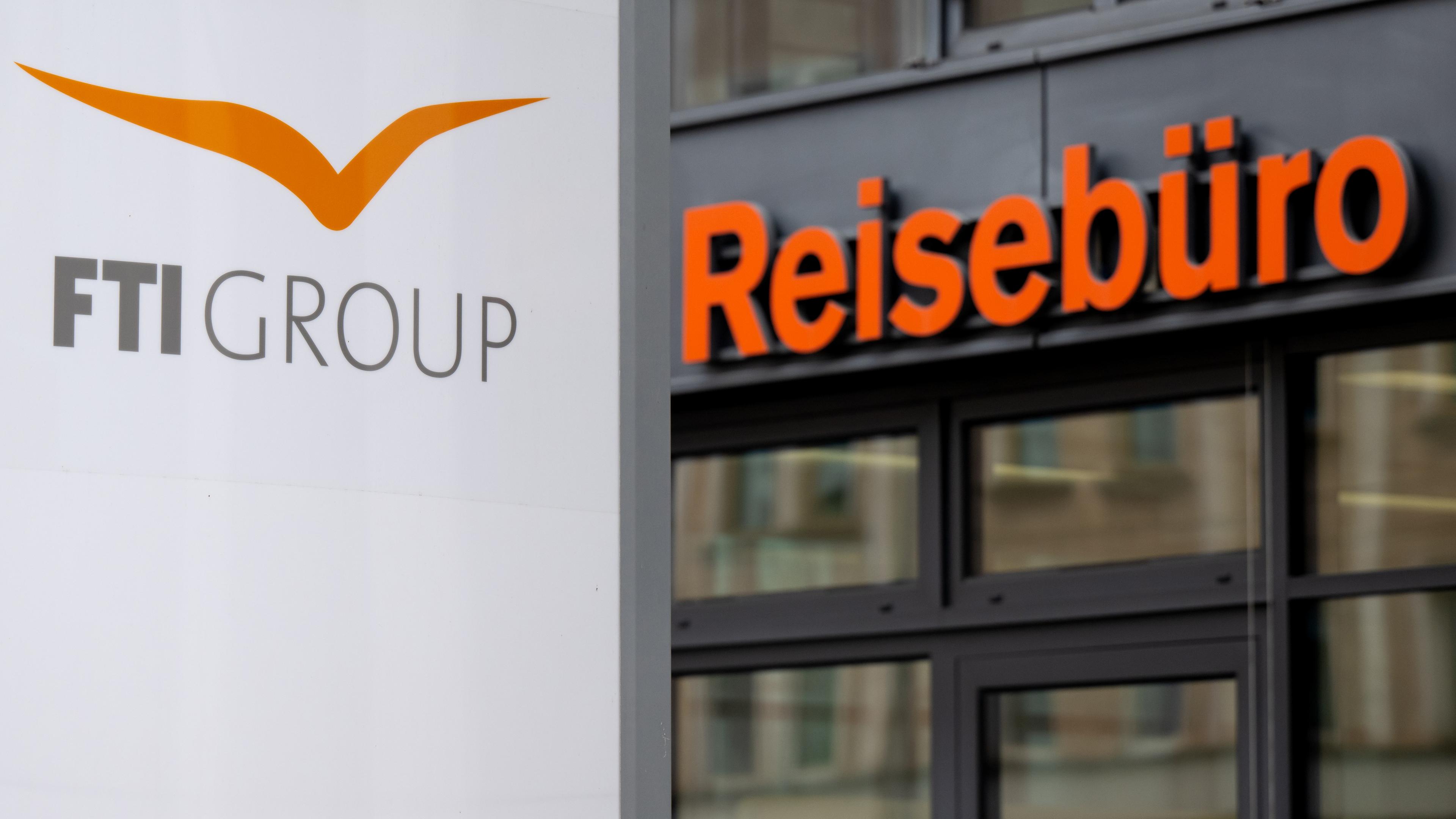 Bayern, München: Das Logo des Reiseveranstalter FTI (FTI Group) steht an der Firmenzentrale vor einem Reisebüro.