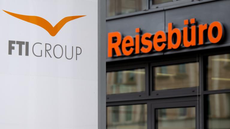 Bayern, München: Das Logo des Reiseveranstalter FTI (FTI Group) steht an der Firmenzentrale vor einem Reisebüro.