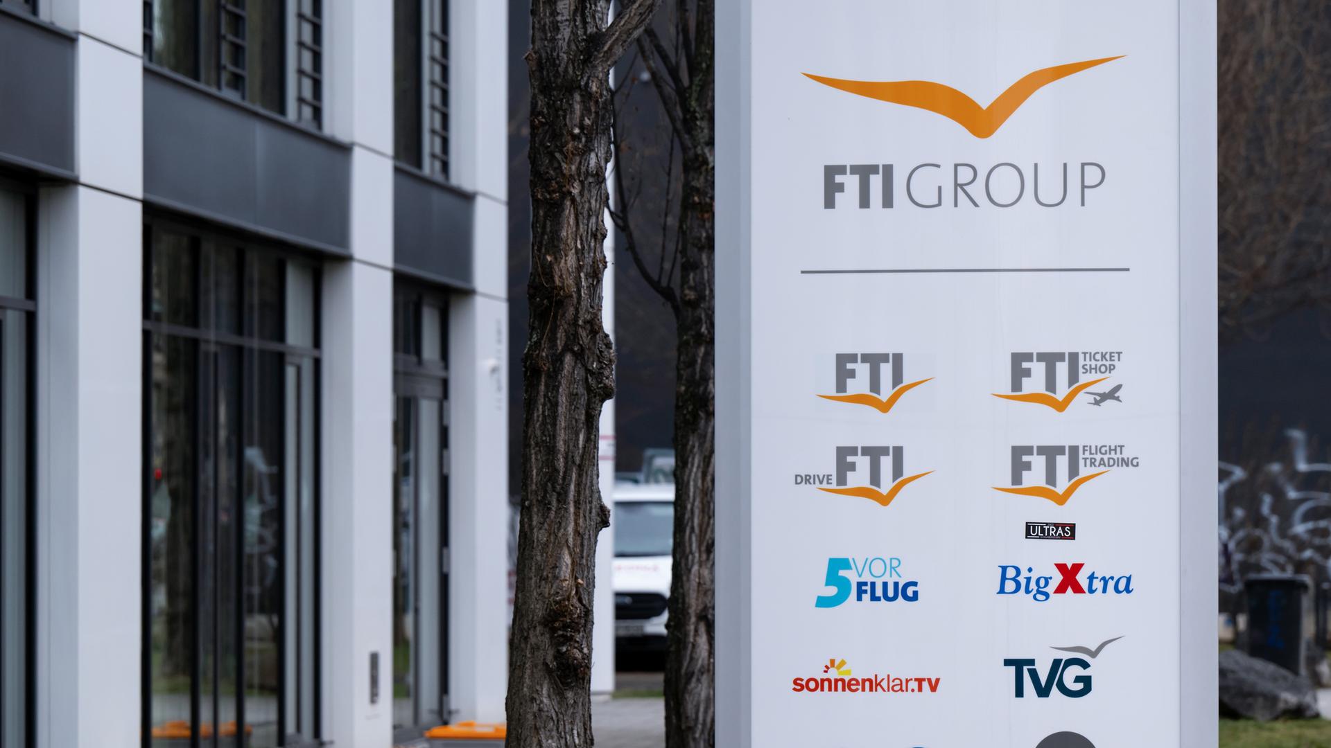 Bayern, München: Das Logo des Reiseveranstalter FTI (FTI Group) steht vor dem Firmensitz.