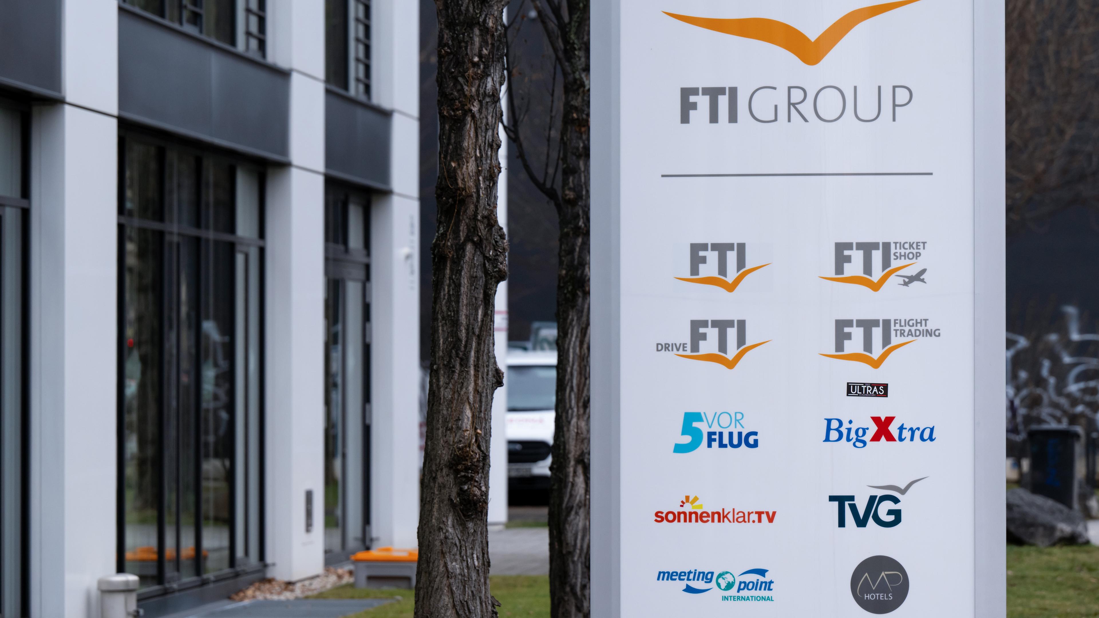 Bayern, München: Das Logo des Reiseveranstalter FTI (FTI Group) steht vor dem Firmensitz.