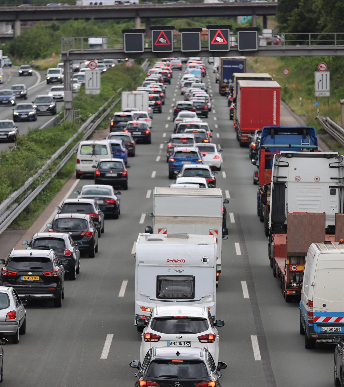 Autos, Lastwagen und Wohnmobile stehen auf der A3 in Fahrtrichtung Oberhausen im Stau.