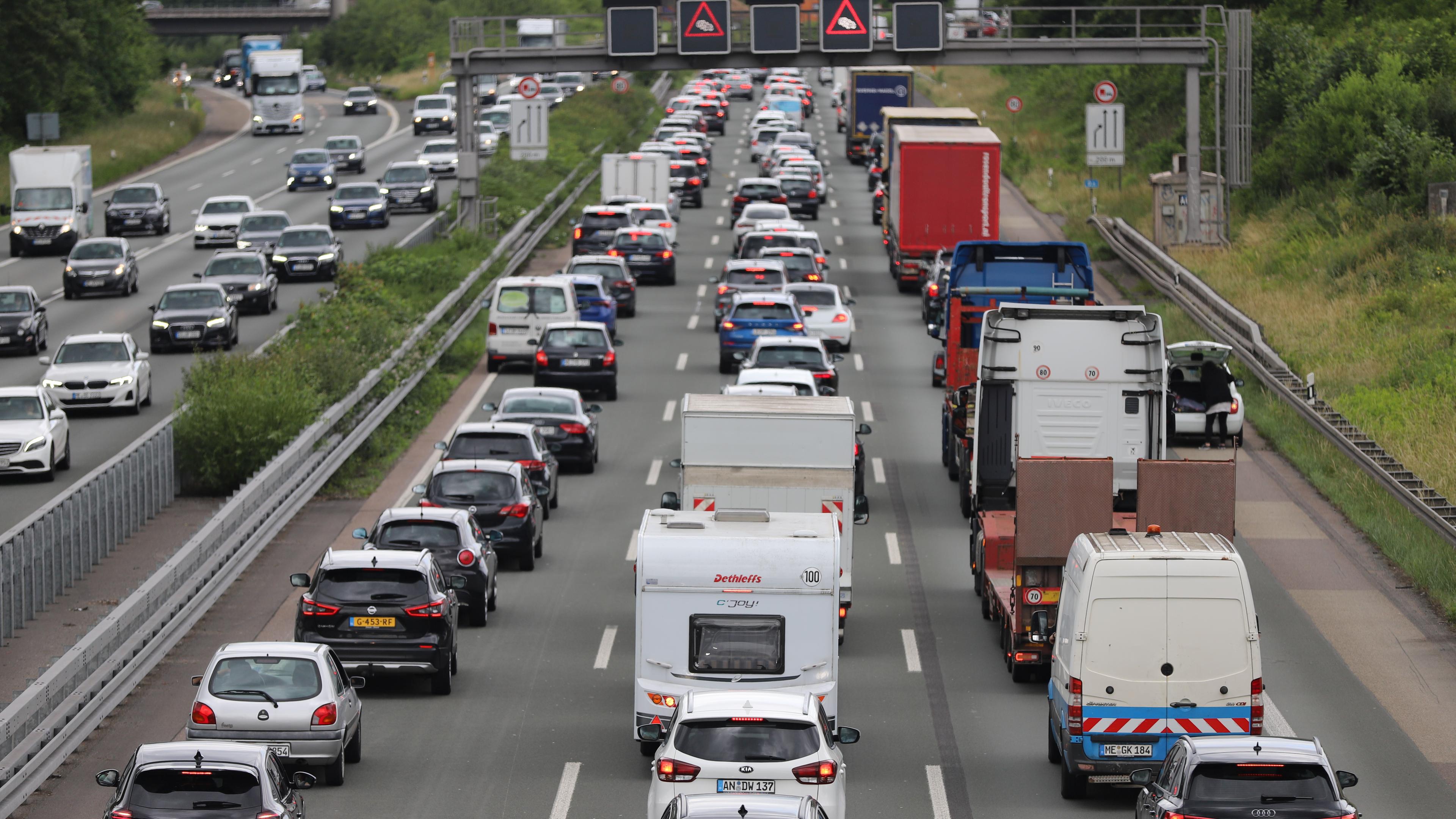 Autos, Lastwagen und Wohnmobile stehen auf der A3 in Fahrtrichtung Oberhausen im Stau.