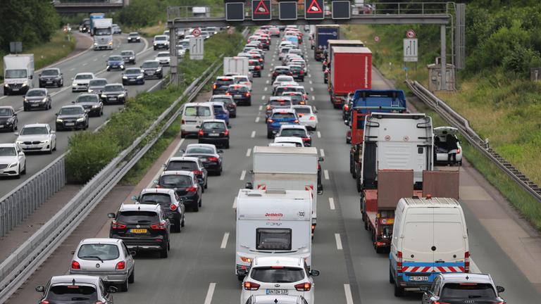 Autos, Lastwagen und Wohnmobile stehen auf der A3 in Fahrtrichtung Oberhausen im Stau.
