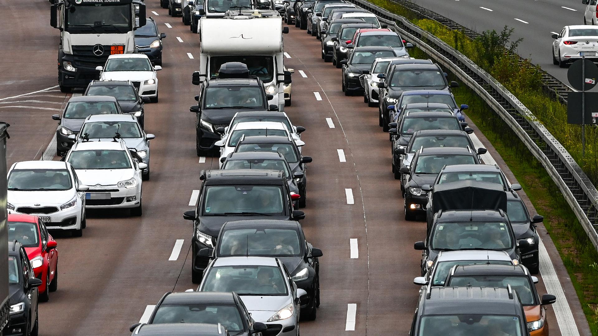 Sachsen-Anhalt, Vockerode: Stau auf der A9 bei Vockerode. In mehreren Bundesländern haben die Sommerferien begonnen. Auf den Autobahnen ist das Verkehrsaufkommen damit höher. 