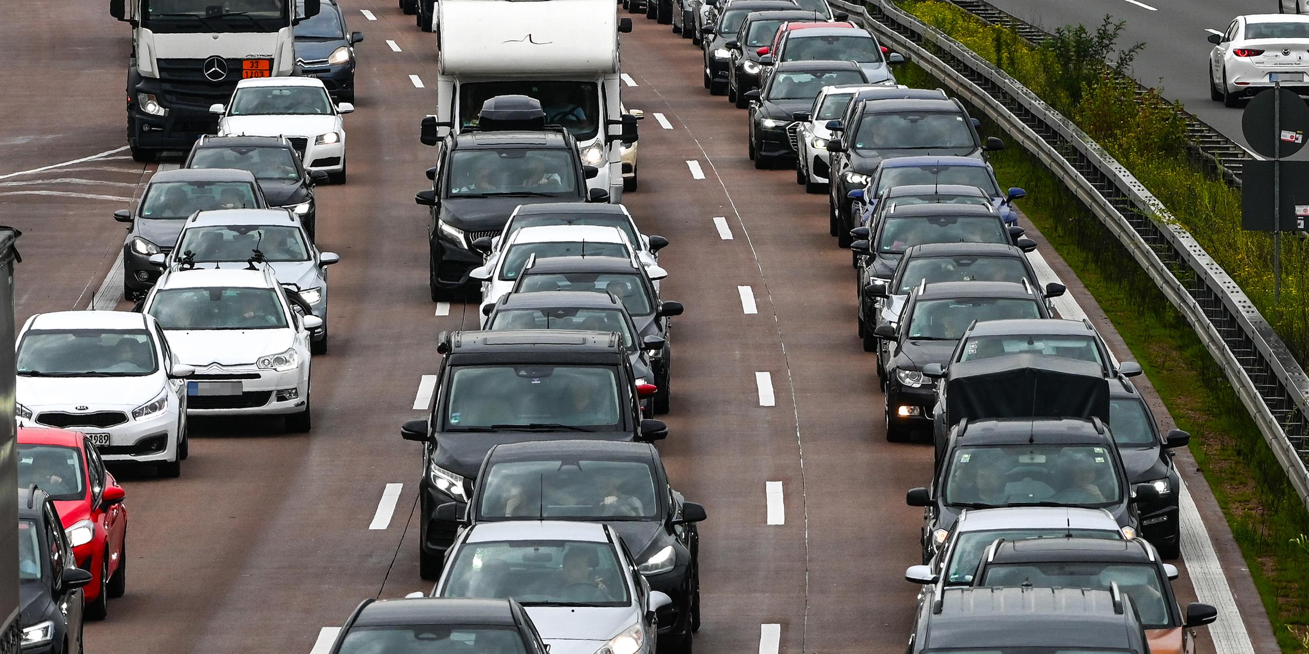 Sachsen-Anhalt, Vockerode: Stau auf der A9 bei Vockerode. In mehreren Bundesländern haben die Sommerferien begonnen. Auf den Autobahnen ist das Verkehrsaufkommen damit höher. 