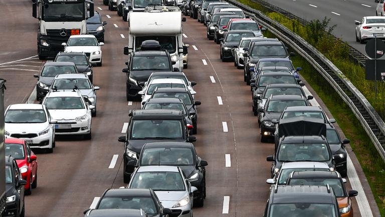 Sachsen-Anhalt, Vockerode: Stau auf der A9 bei Vockerode. In mehreren Bundesländern haben die Sommerferien begonnen. Auf den Autobahnen ist das Verkehrsaufkommen damit höher. 