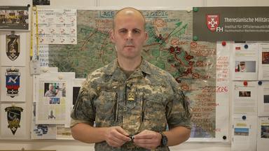 Oberst Reisner vor einer Militärkarte der Ukraine.