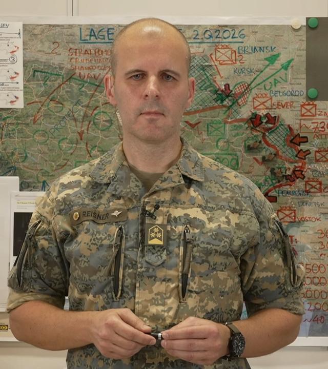 Oberst Reisner vor einer Militärkarte der Ukraine.