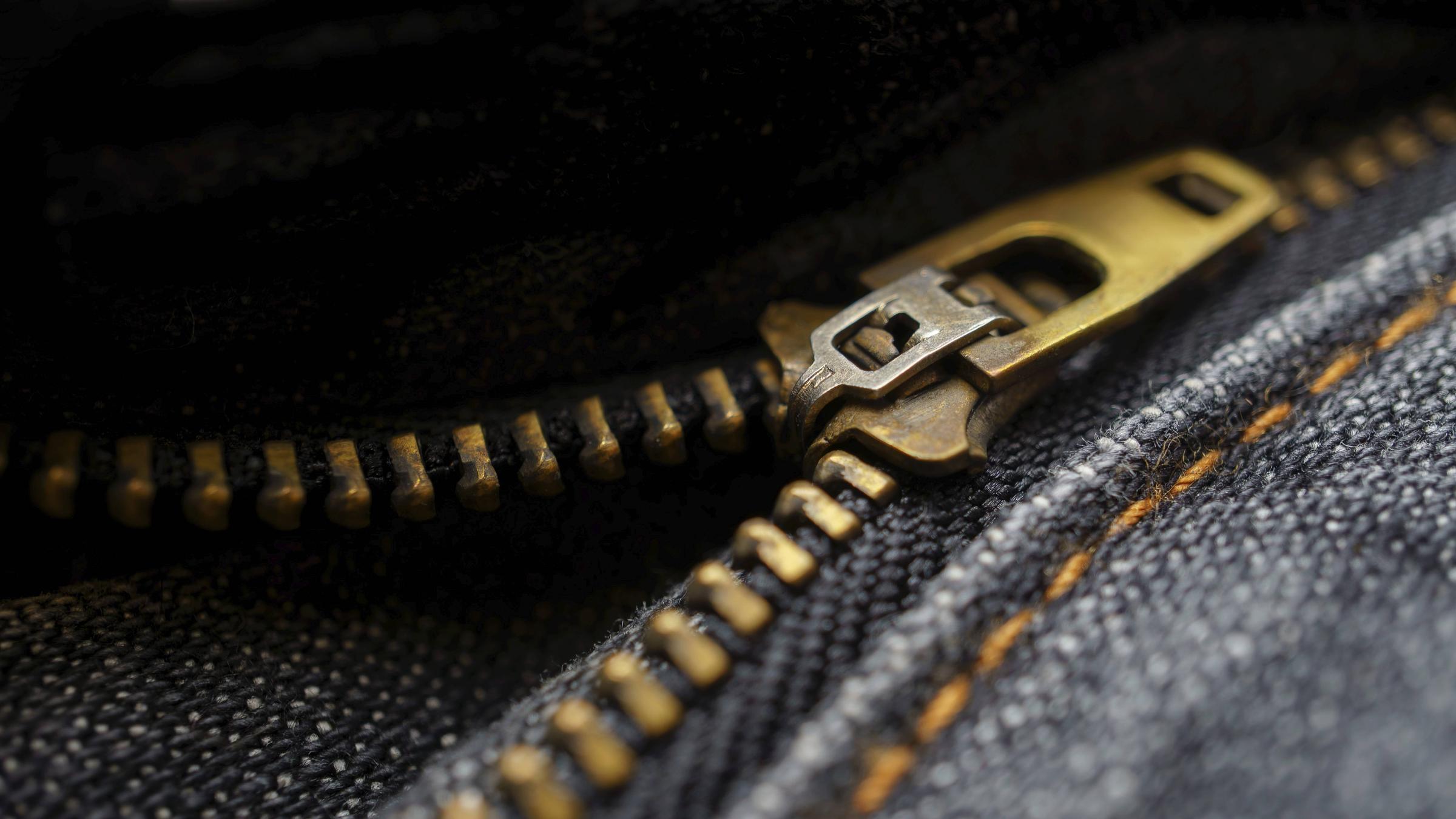 Offener Reißverschluss an einer Jeans