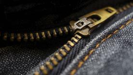 Offener Reißverschluss an einer Jeans