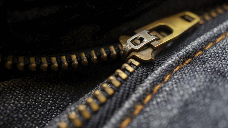 Offener Reißverschluss an einer Jeans