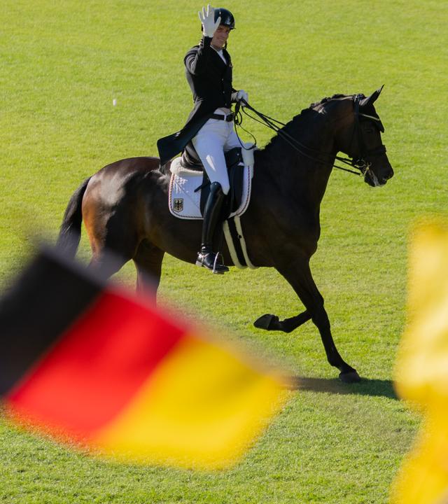 Reit-WM Aachen, Dressur: Der deutsche Reiter Frederic Wandres auf seinem Pferd Bluetooth OLD jubelt nach seinem Ritt.