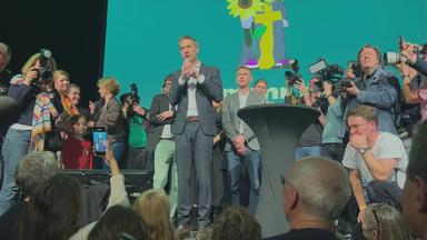 Münchens neuer Oberbürgermeister Dominik Krause auf einer Bühne nach der gewonnenen Wahl