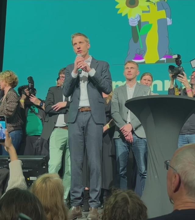 Münchens neuer Oberbürgermeister Dominik Krause auf einer Bühne nach der gewonnenen Wahl