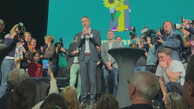 Münchens neuer Oberbürgermeister Dominik Krause auf einer Bühne nach der gewonnenen Wahl