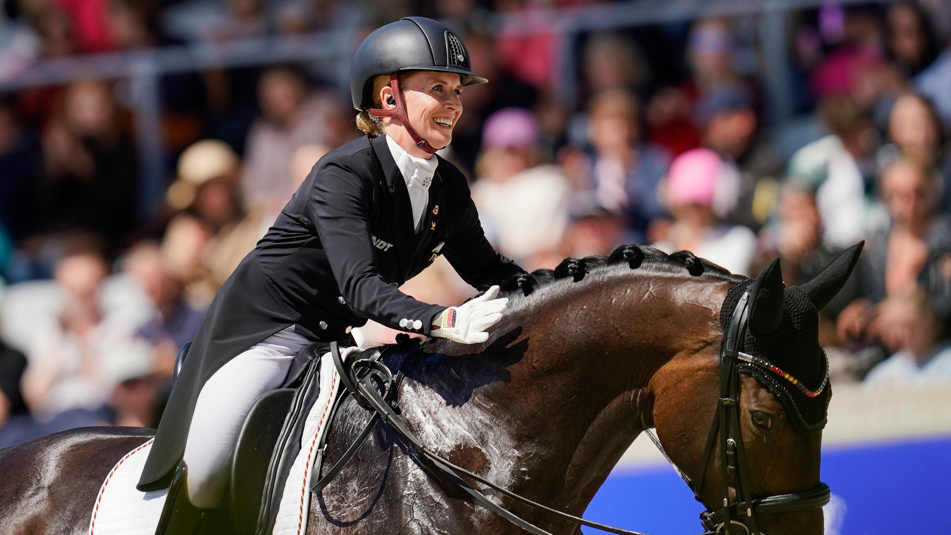 Jessica von Bredow-Werndl aus Deutschland auf dem Pferd "Dalera" freut sich über den Sieg beim Reitturnier CHIO in Aachen.
