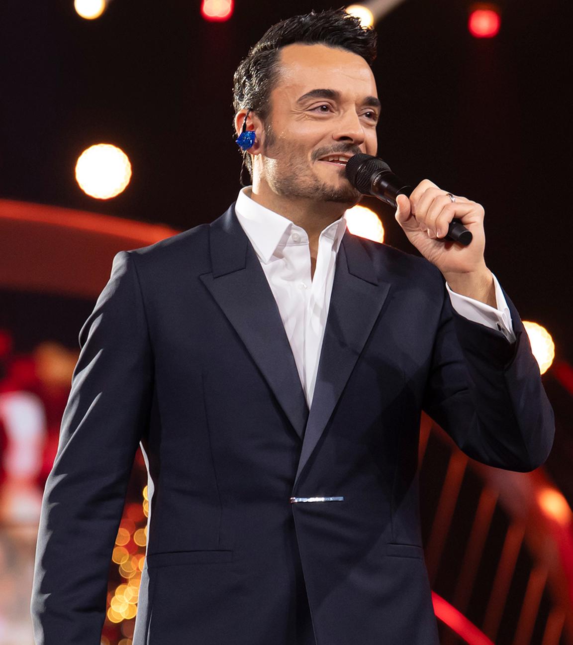 Giovanni Zarrella moderiert die ZDF-Spendengala mit einem Mikrofon in der Hand.