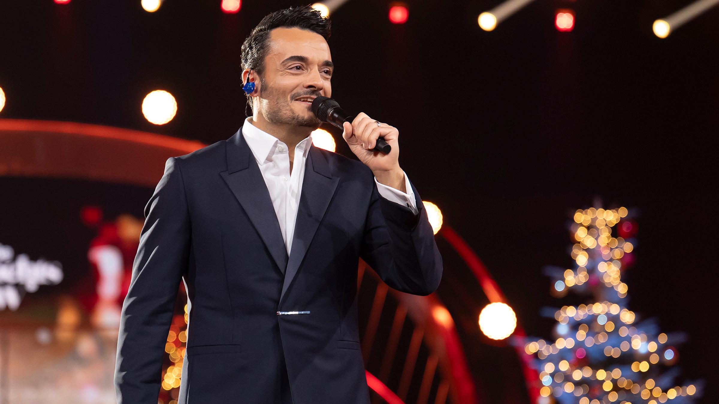 Giovanni Zarrella moderiert die ZDF-Spendengala mit einem Mikrofon in der Hand.