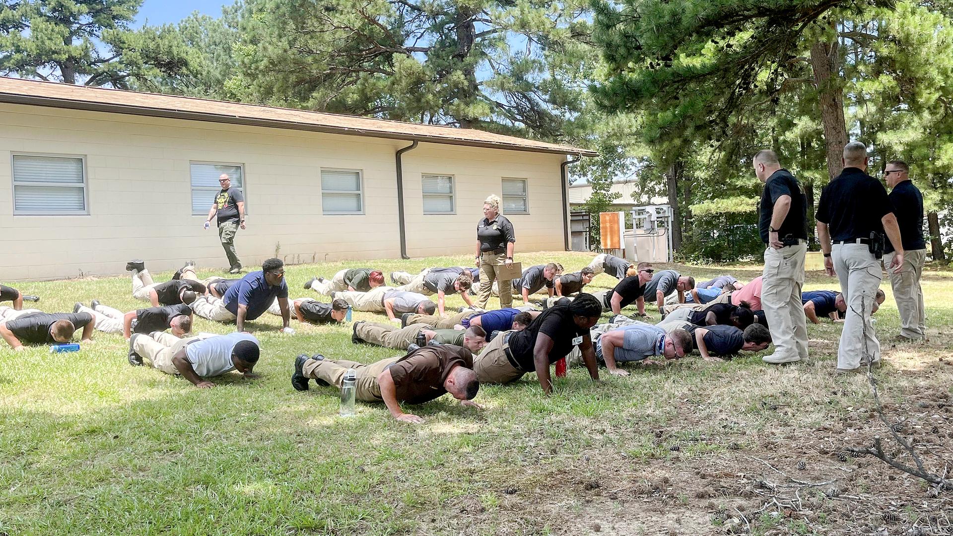 Dieses von der Jackson Law Firm zur Verfügung gestellte Foto zeigt Vincent Parks, hinten links, kurz vor seinem Zusammenbruch während einer Polizeiausbildung an einem heißen Nachmittag im Juli 2022