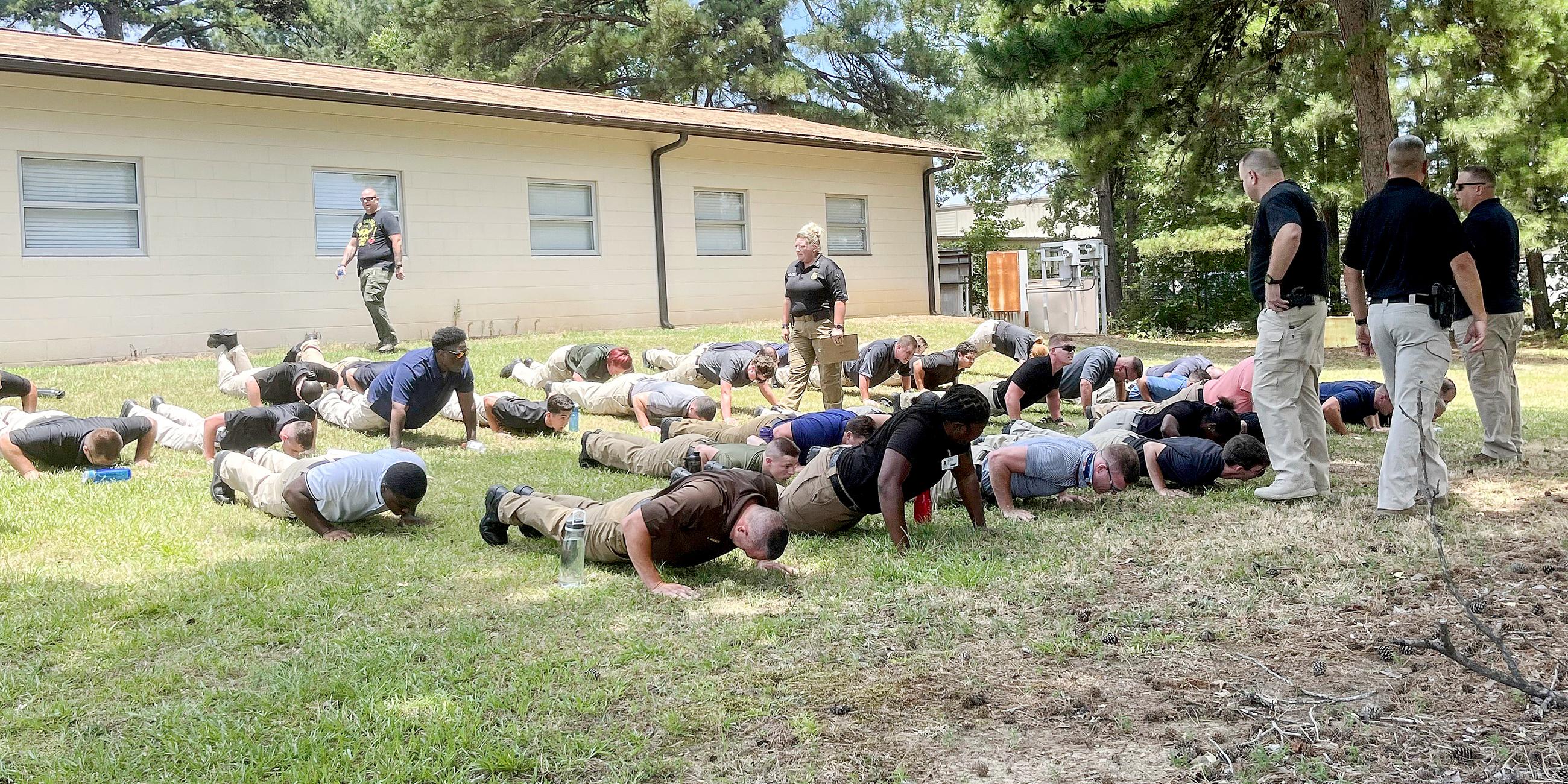 Dieses von der Jackson Law Firm zur Verfügung gestellte Foto zeigt Vincent Parks, hinten links, kurz vor seinem Zusammenbruch während einer Polizeiausbildung an einem heißen Nachmittag im Juli 2022