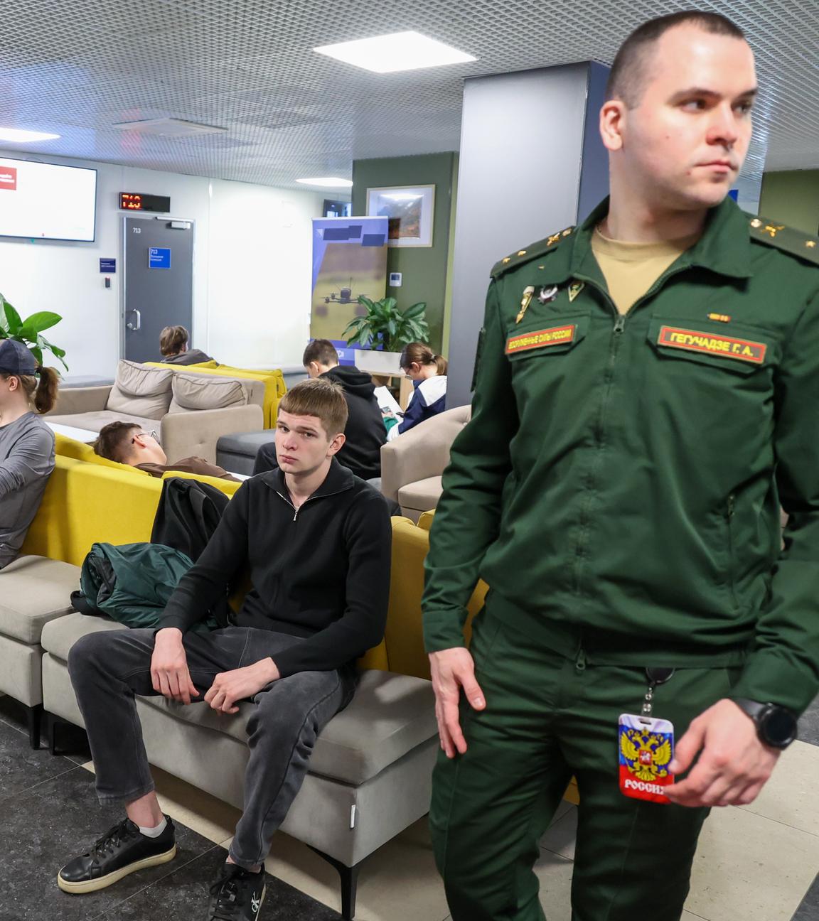 Die russische Armee rekrutiert immer aggressiver an Hochschulen und Universitäten.