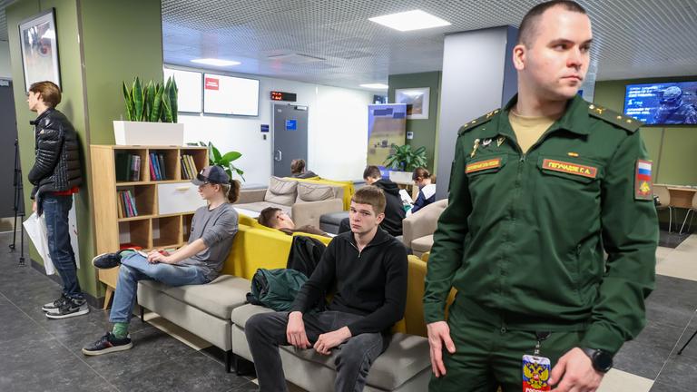 Die russische Armee rekrutiert immer aggressiver an Hochschulen und Universitäten.