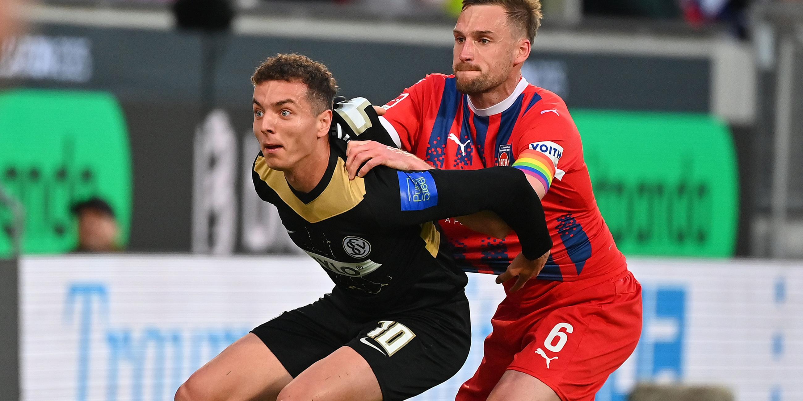 Heidenheims Patrick Mainka (re.) im Zweikampf Fisnik Asllani von der SV Elversberg