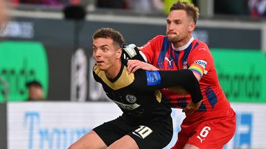 Heidenheims Patrick Mainka (re.) im Zweikampf Fisnik Asllani von der SV Elversberg