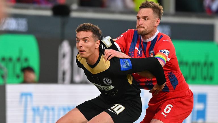 Heidenheims Patrick Mainka (re.) im Zweikampf Fisnik Asllani von der SV Elversberg