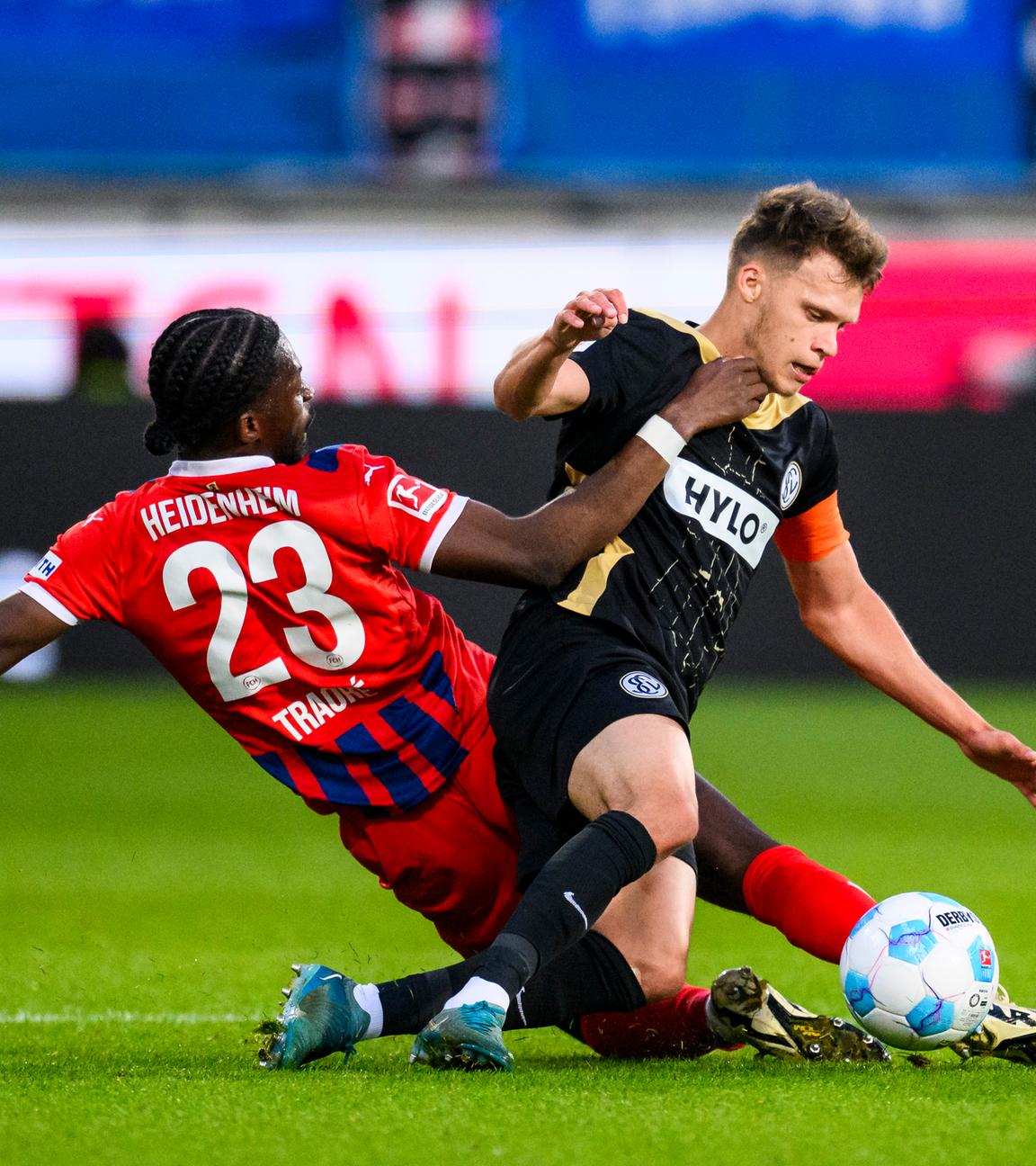 Traore (li.) vom 1. FC Heidenheim gegen Elversbergs Robin Fellhauer