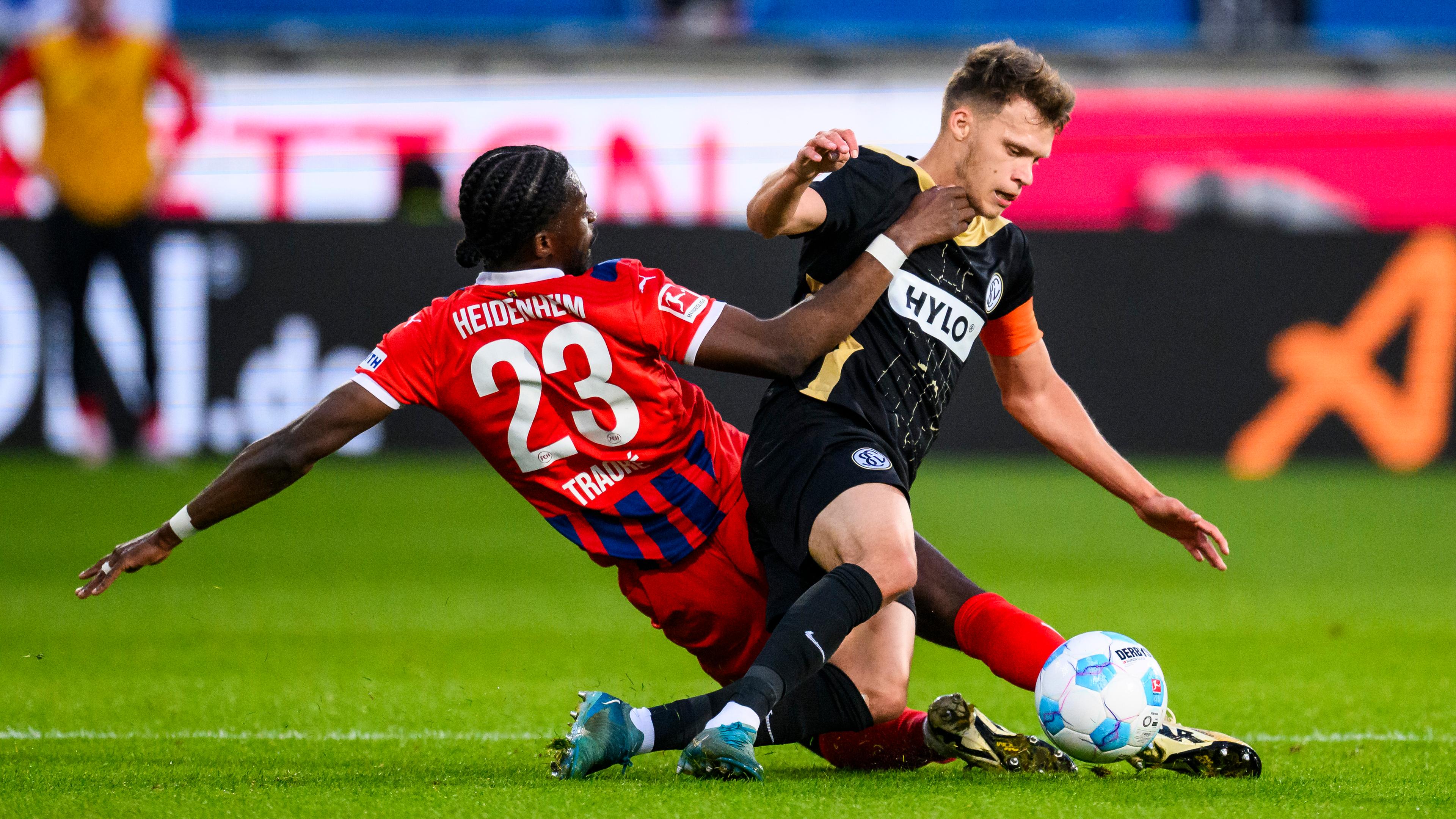 Traore (li.) vom 1. FC Heidenheim gegen Elversbergs Robin Fellhauer
