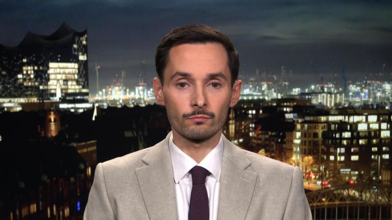 Militäranalyst Hendrik Remmel in Anzug