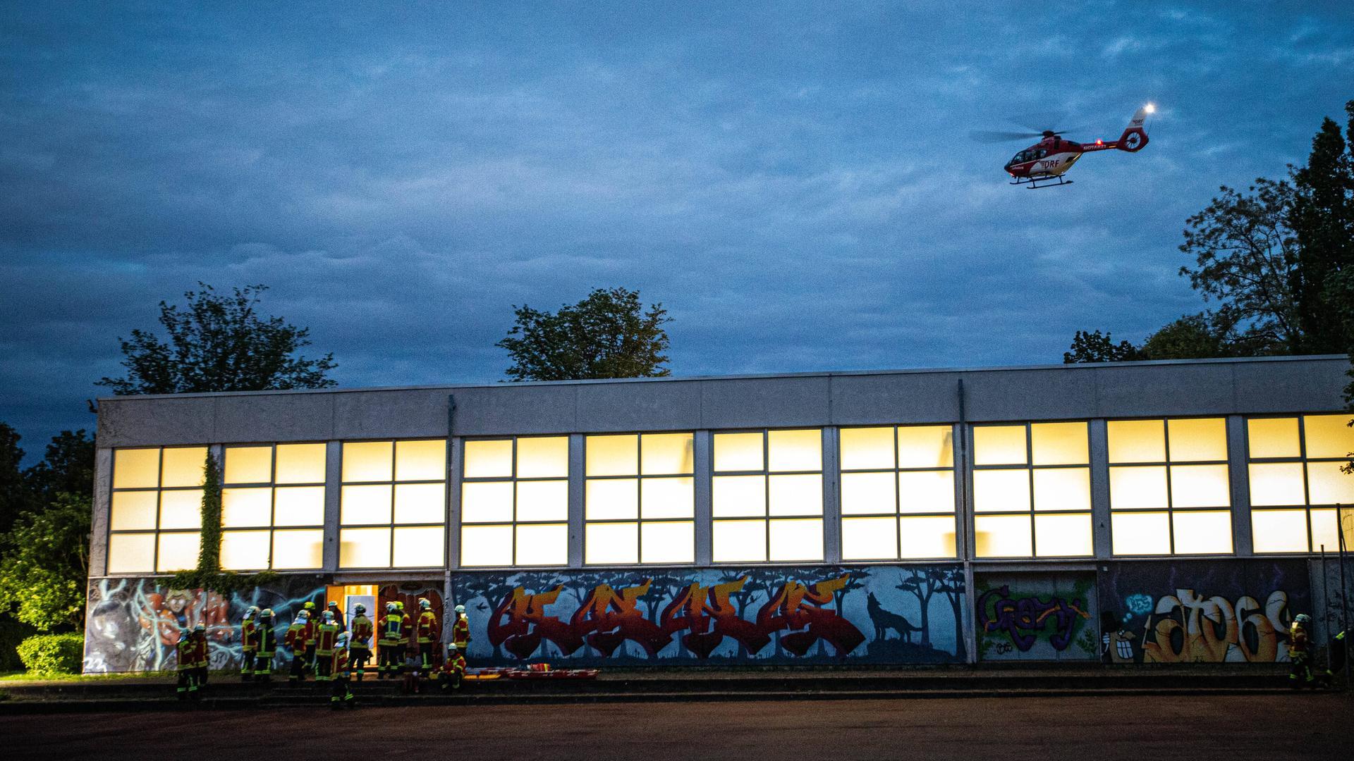 Die Rettungskräfte stehen vor einer Turnhalle in Remshalden-Grunbach, am 04.05.2024.
