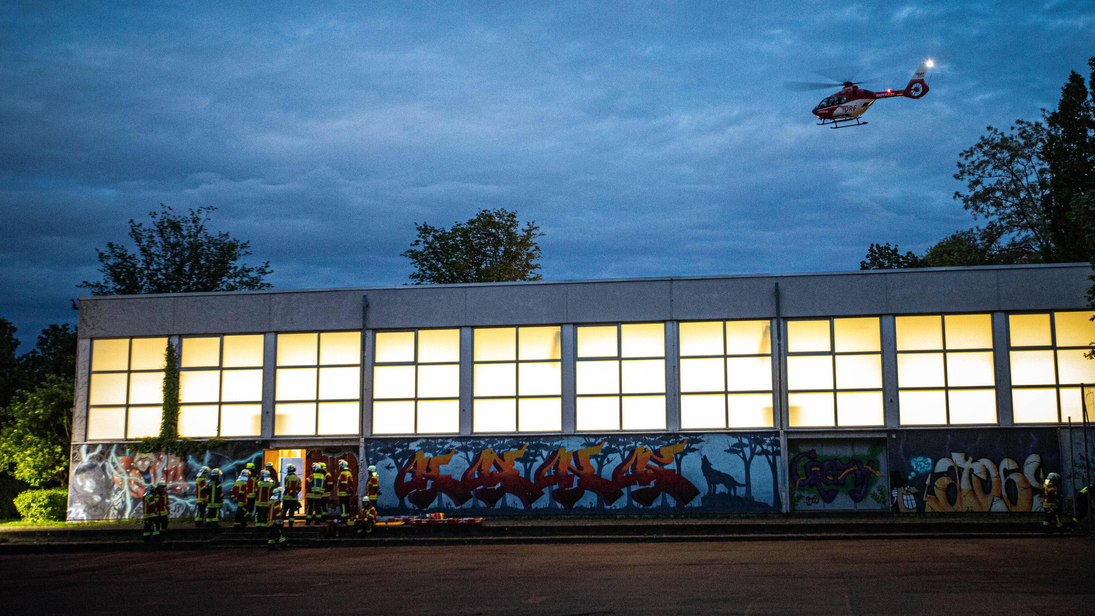 Die Rettungskräfte stehen vor einer Turnhalle in Remshalden-Grunbach, am 04.05.2024.