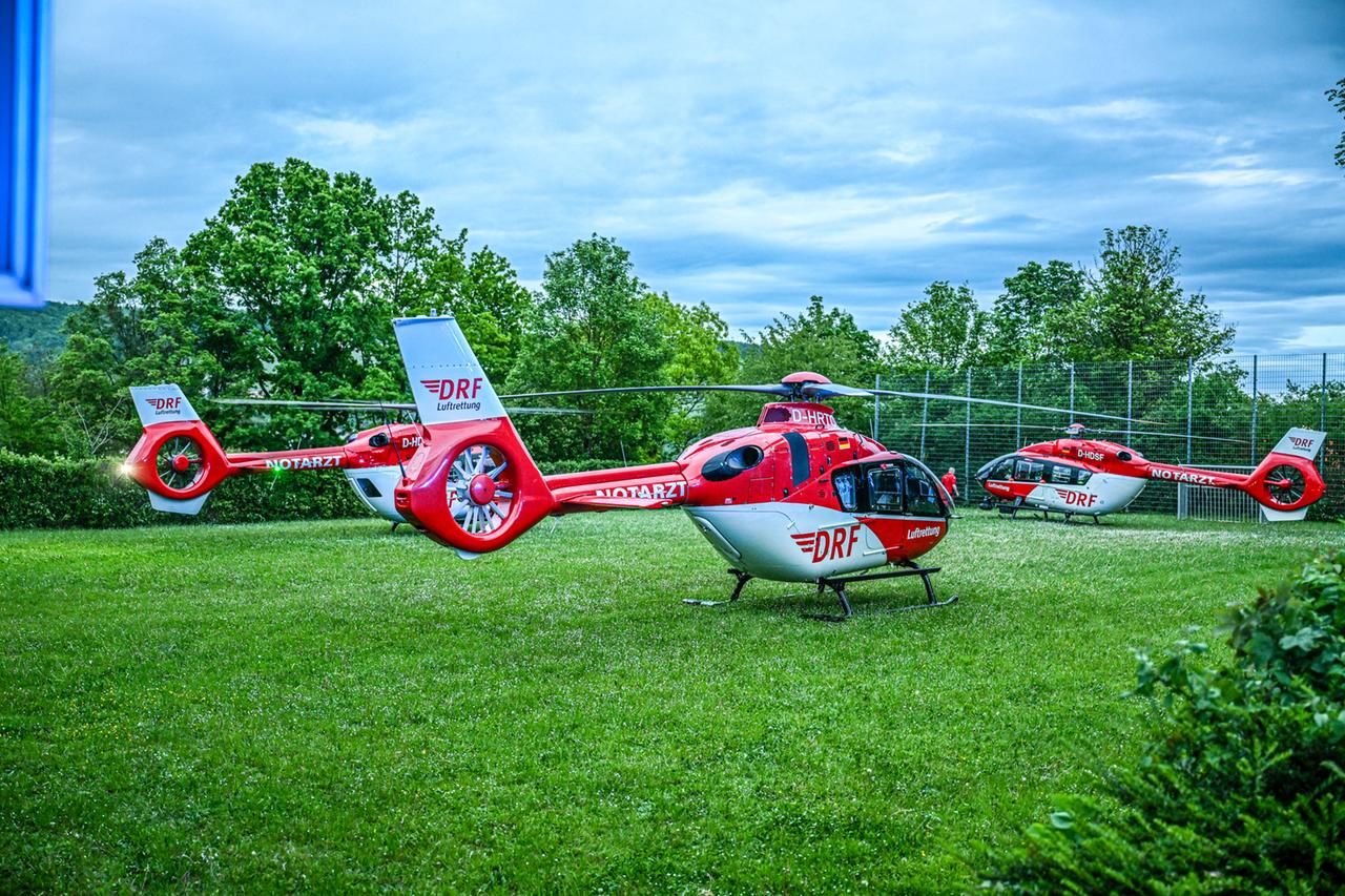 Die Kinder wurden mit einem Hubschrauber ins Krankenhaus gebracht. 