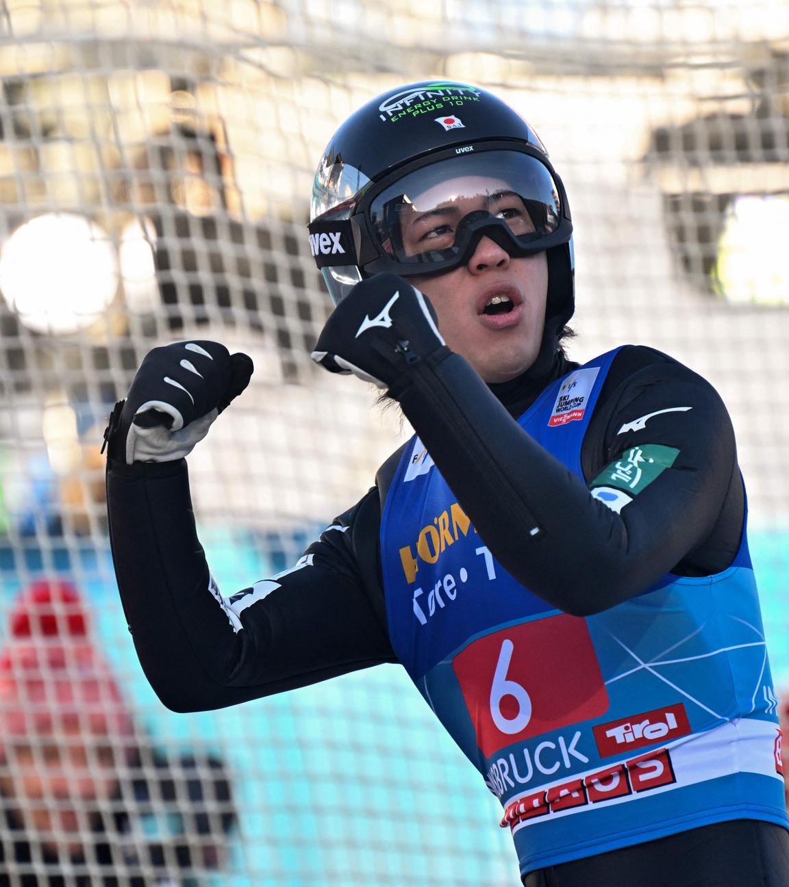 Ren Nikaido ballt nach der Landung beide Fäuste.