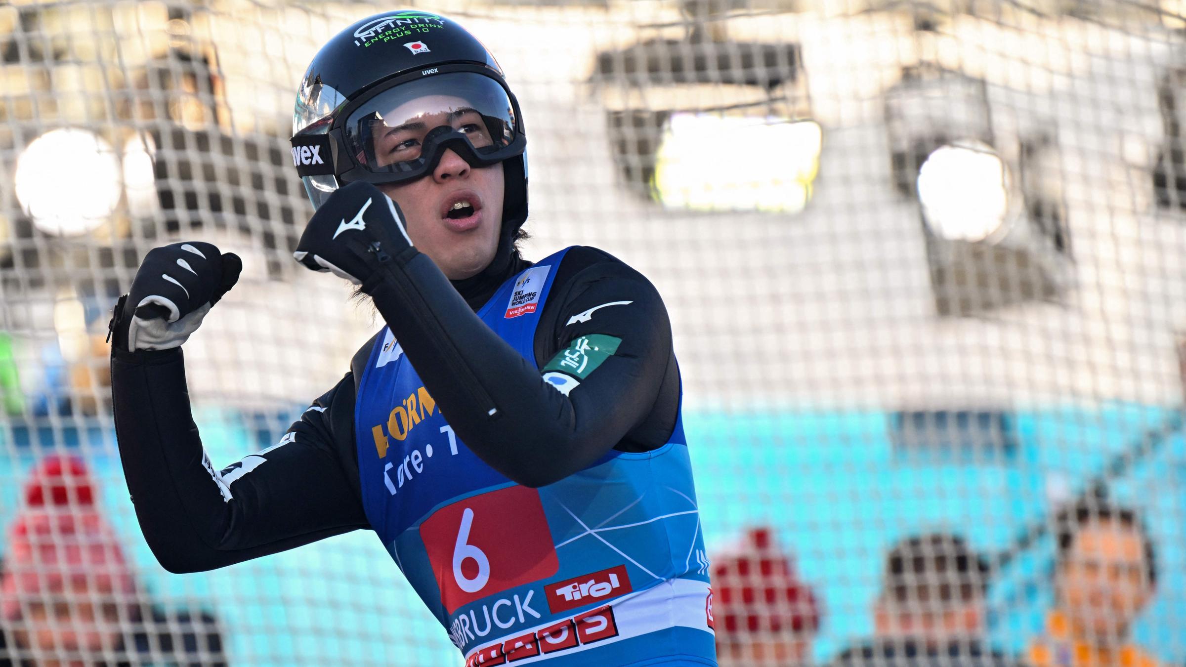 Ren Nikaido ballt nach der Landung beide Fäuste.