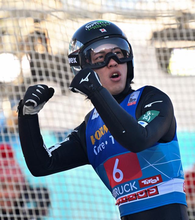 Ren Nikaido ballt nach der Landung beide Fäuste.