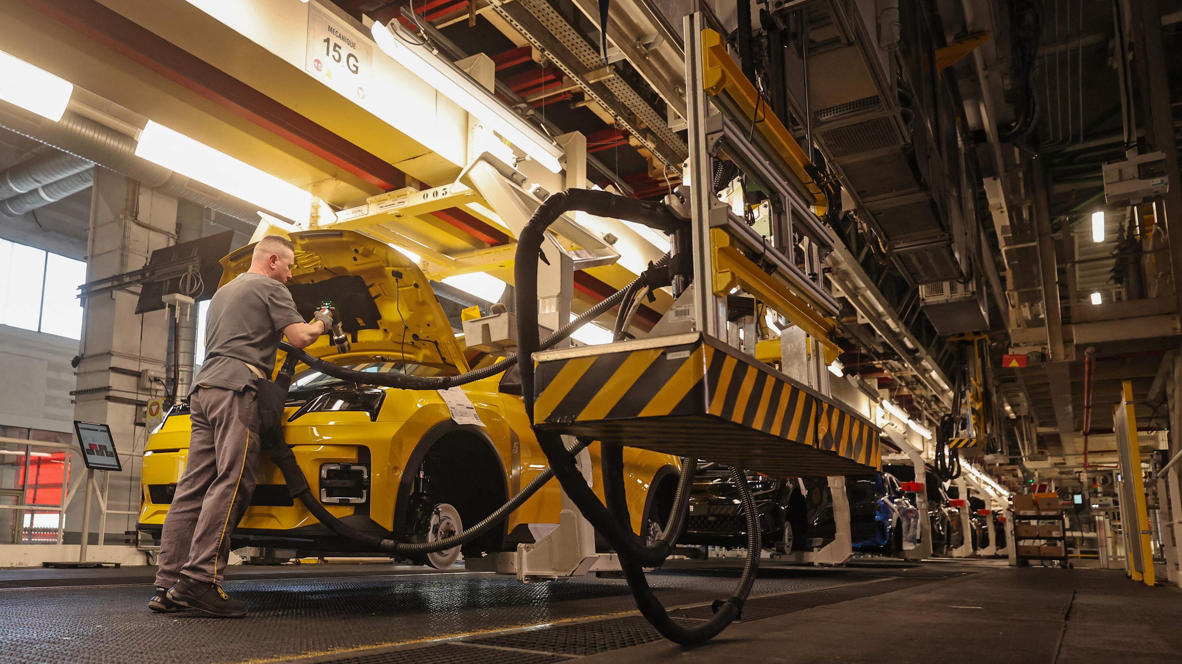 Ein Mitarbeiter arbeitet am 5. März 2025 an einem Fließband am Produktionsstandort der Ampere ElectriCity Renault Group in Douai. 