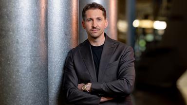 Der ehemalige deutsche Fußballtorwart René Adler im Jahre 2026.