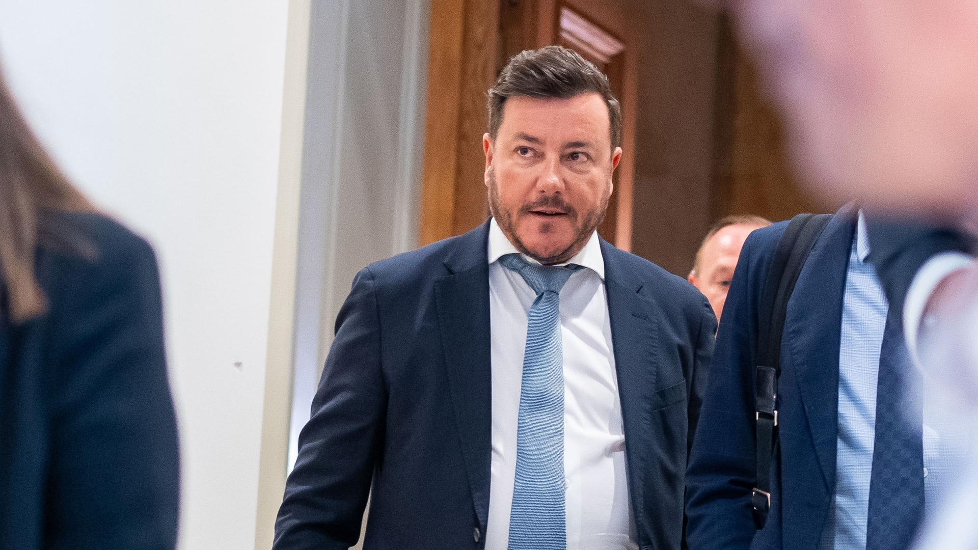 (Archiv) Signa-Gründer René Benko trifft im Österreichischen Parlament für die Befragung in einem parlamentarischen Ausschuss ein.