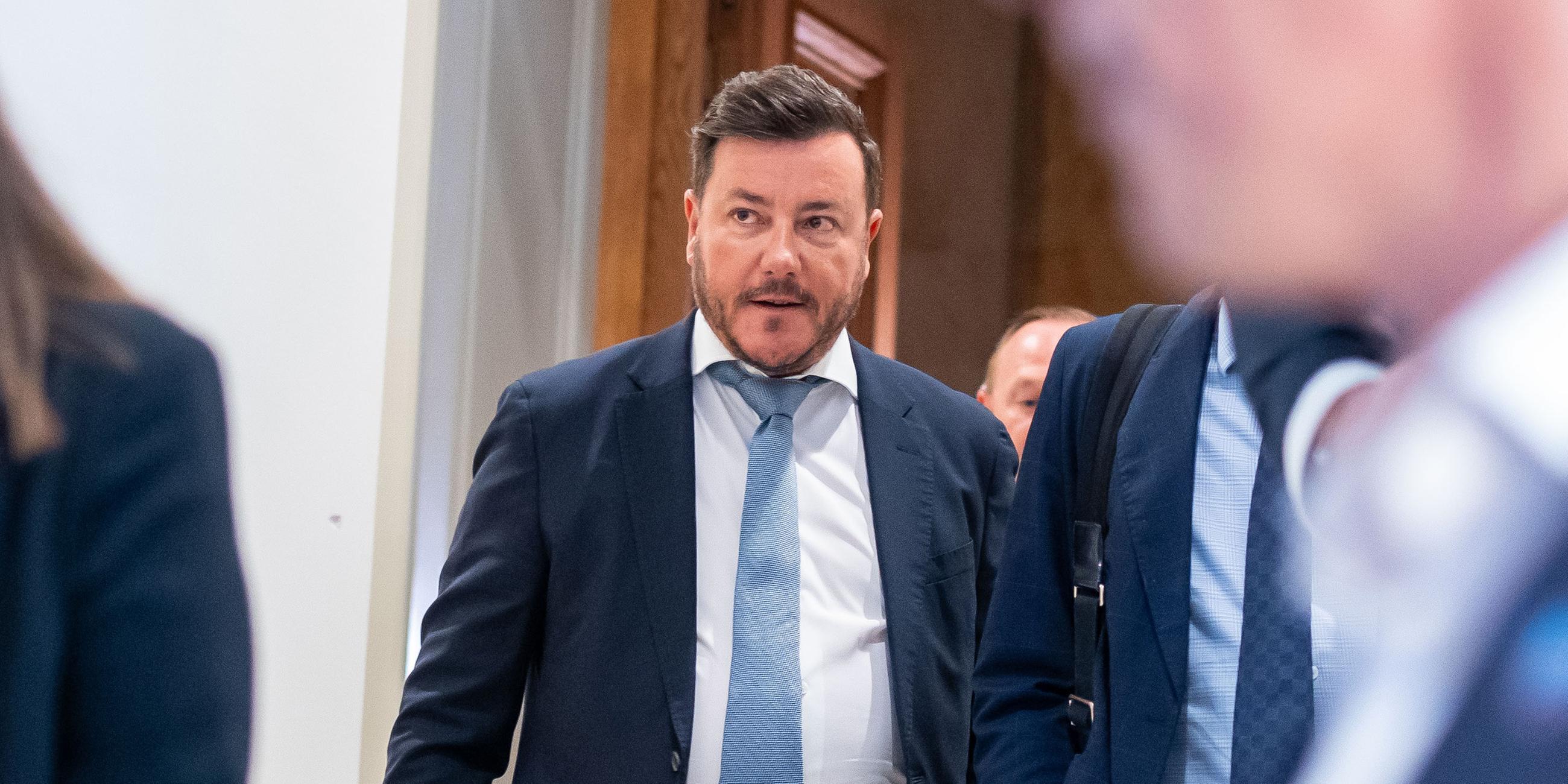 (Archiv) Signa-Gründer René Benko trifft im Österreichischen Parlament für die Befragung in einem parlamentarischen Ausschuss ein.