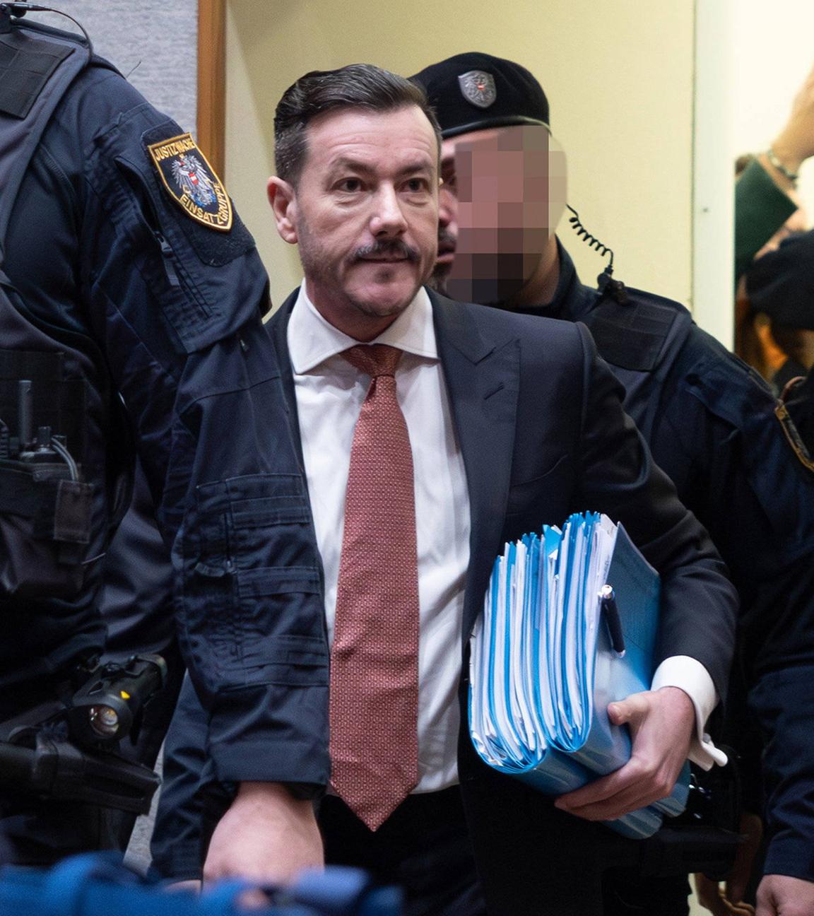 Der angeklagte Signa-Gründer René Benko im Landesgericht Innsbruck, wo am 14. Oktober 2025 der Prozess wegen des Vorwurfs der betrügerischen Krida stattfindet.