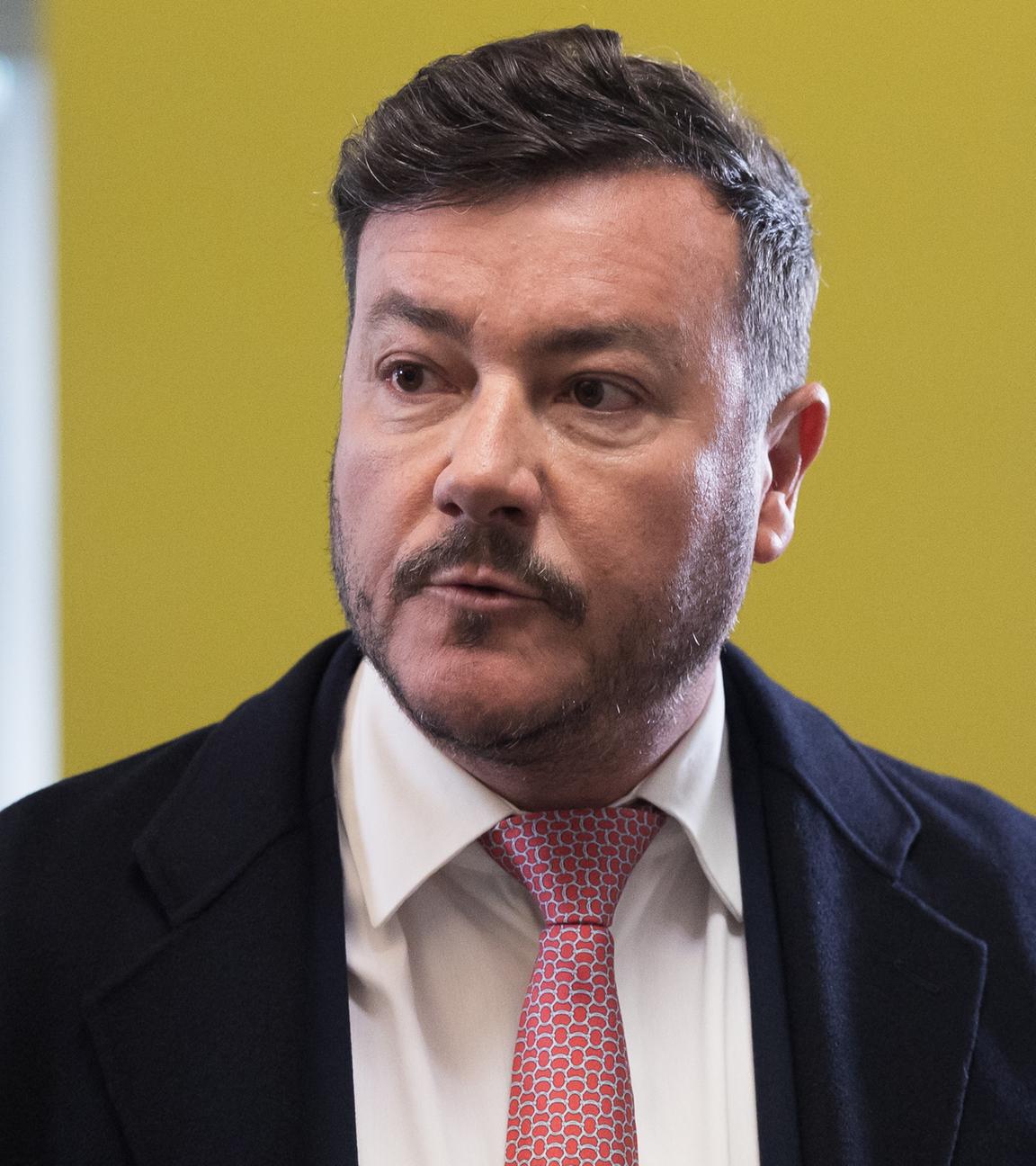 Der Signa-Gründer René Benko schaut in die Kamera.