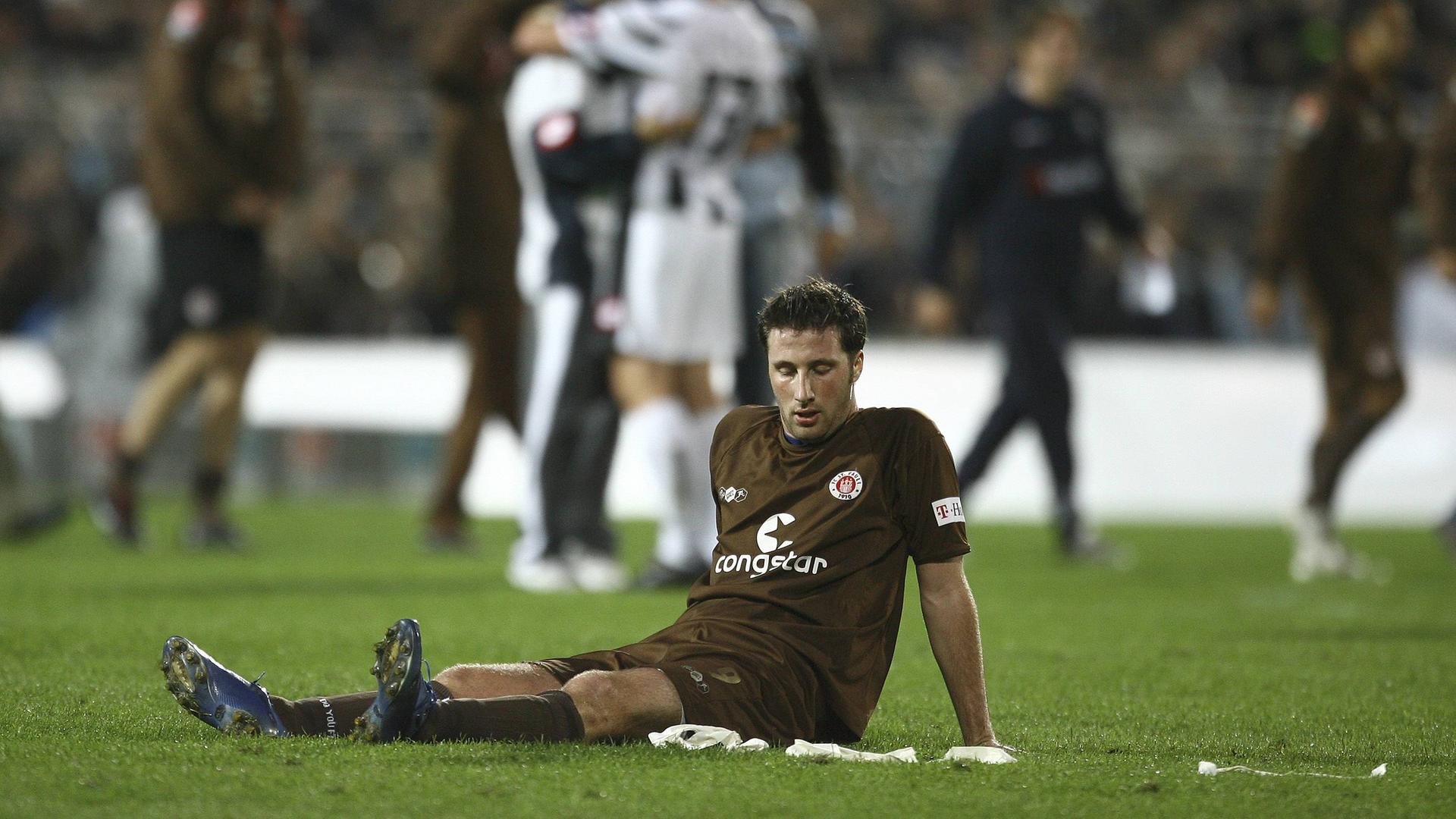 Rene Schnitzler (St. Pauli) - Am Boden