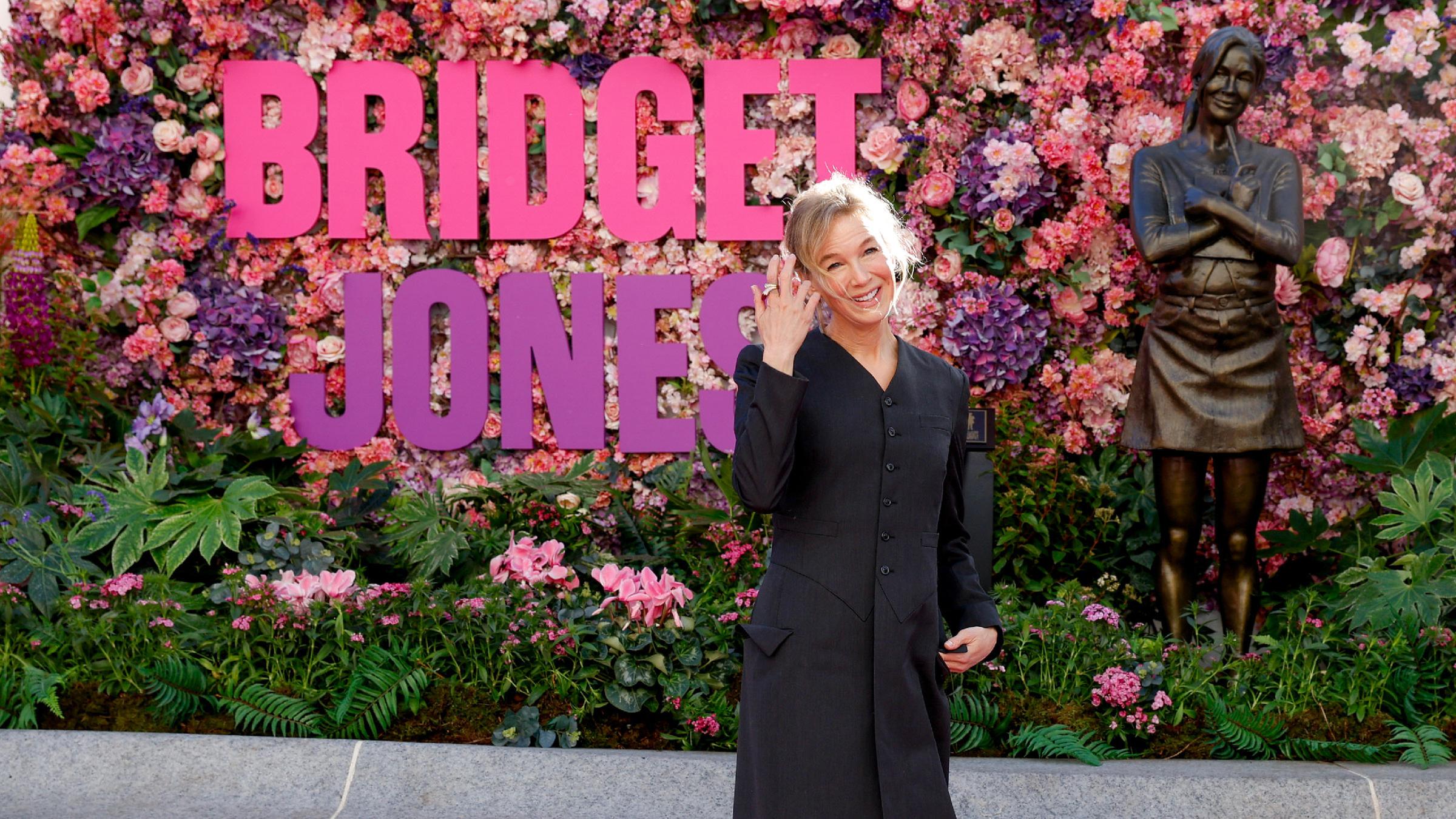 Renée Zellweger ist begeistert von der Bridget Jones Skulptur, die gerade in London enthüllt wurde. Sie hat die liebenswert chaotische Filmfigur seit 2011 vier Mal gespielt. (18.11.2025) 